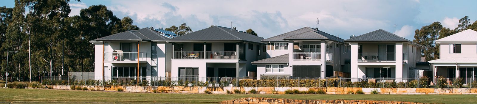 Image of a line of houses over looking a golf course banner image