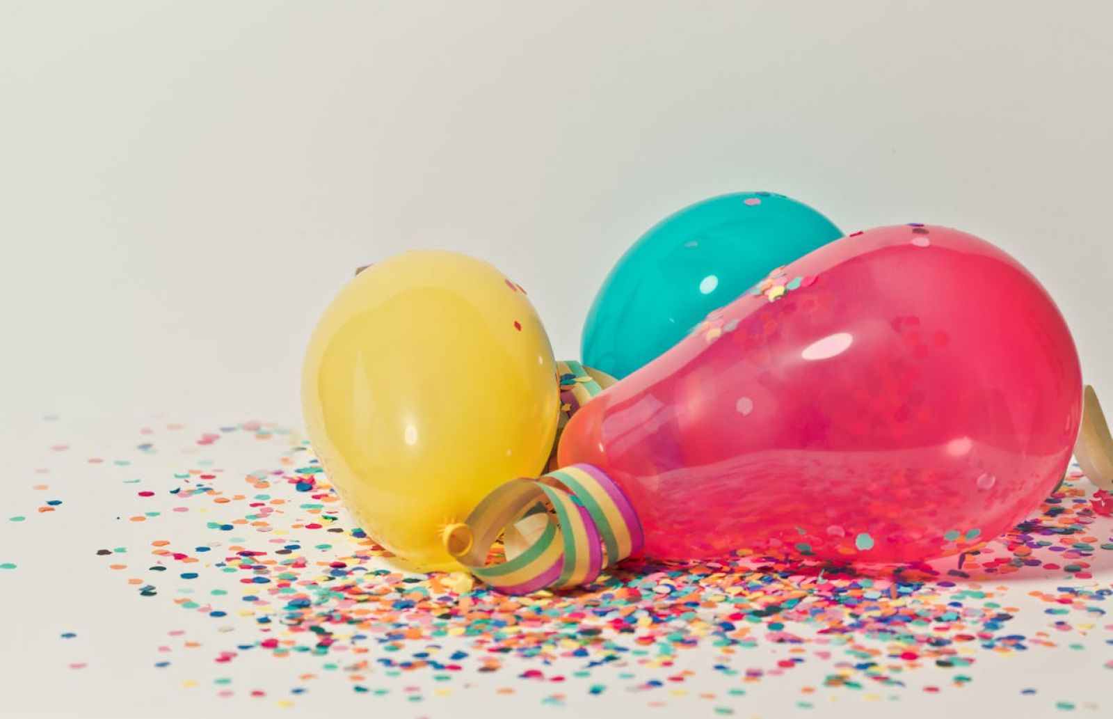balloons and confetti banner image